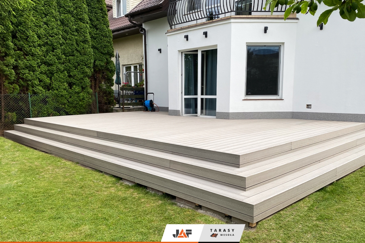 Taras z ciekawie wykończonymi stopniami, Michałowice