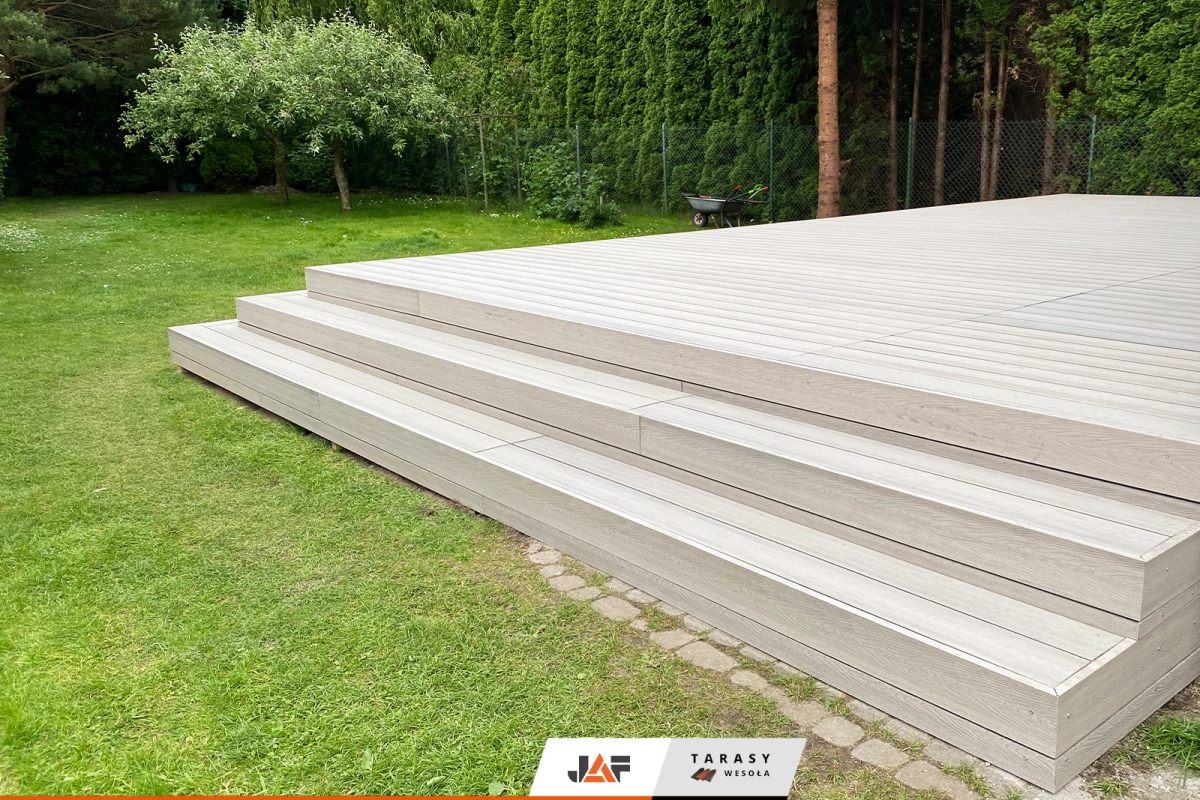 Taras z ciekawie wykończonymi stopniami, Michałowice