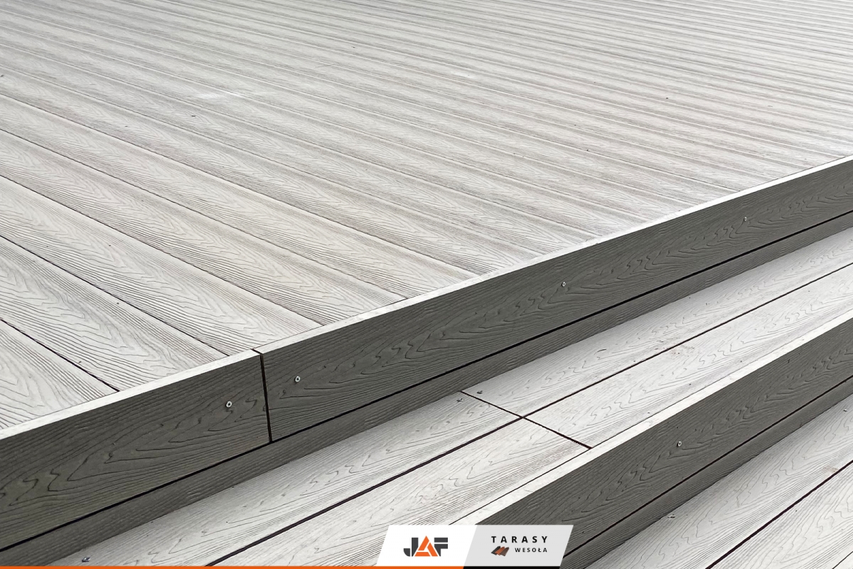 Taras z ciekawie wykończonymi stopniami, Michałowice