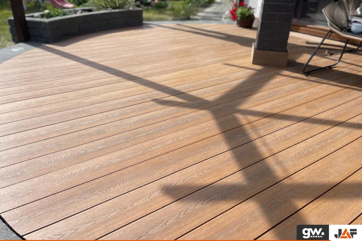 Młode małżeństwo i taras na lata z Gardin Deco X Amber