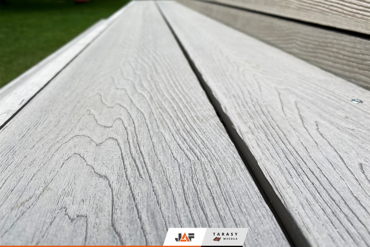 Taras z ciekawie wykończonymi stopniami, Michałowice