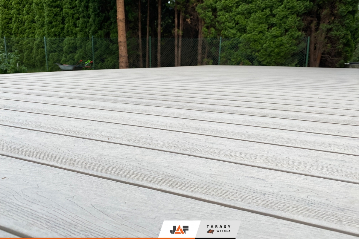 Taras z ciekawie wykończonymi stopniami, Michałowice