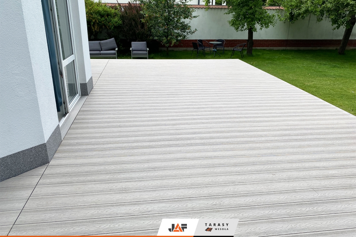 Taras z ciekawie wykończonymi stopniami, Michałowice