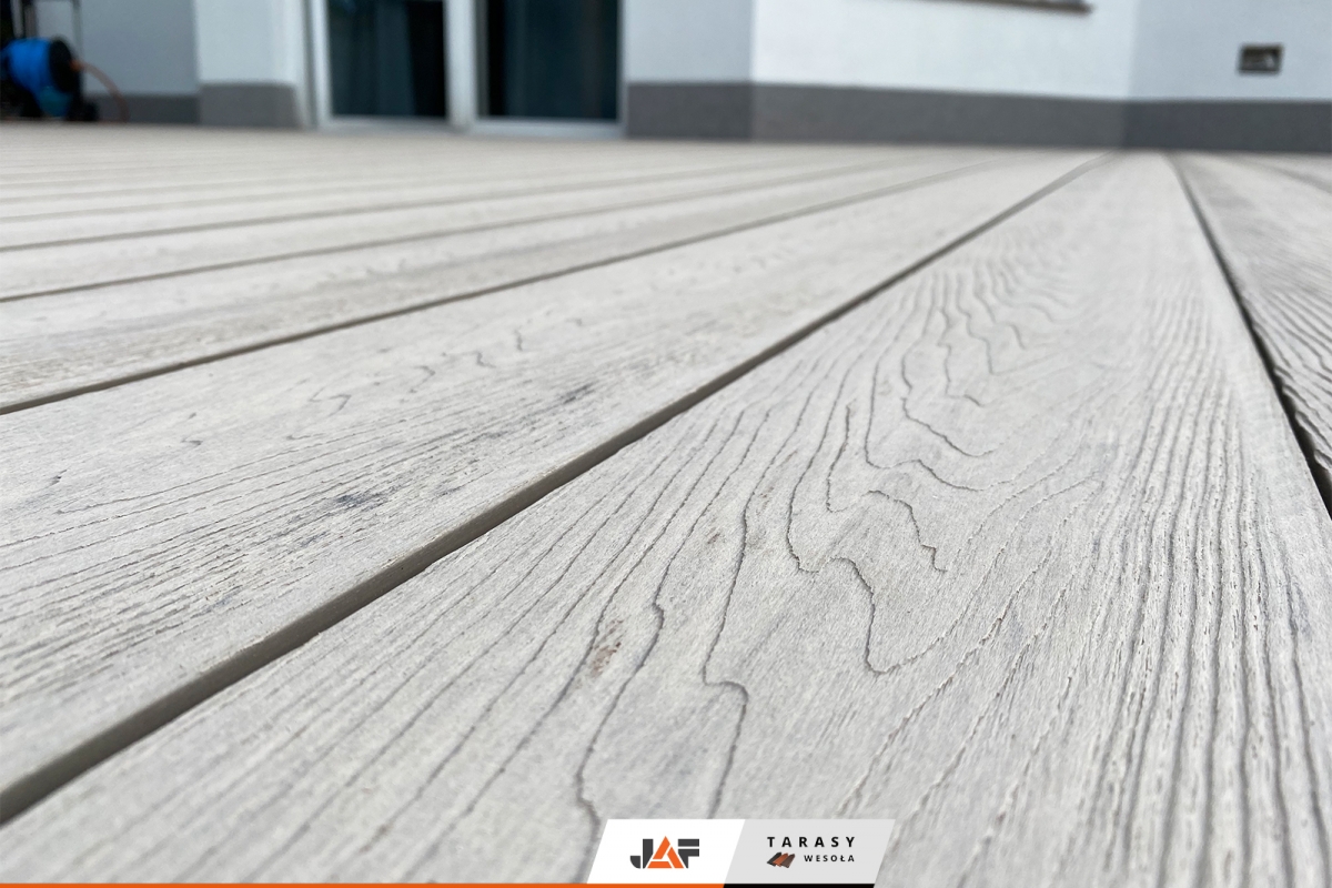 Taras z ciekawie wykończonymi stopniami, Michałowice