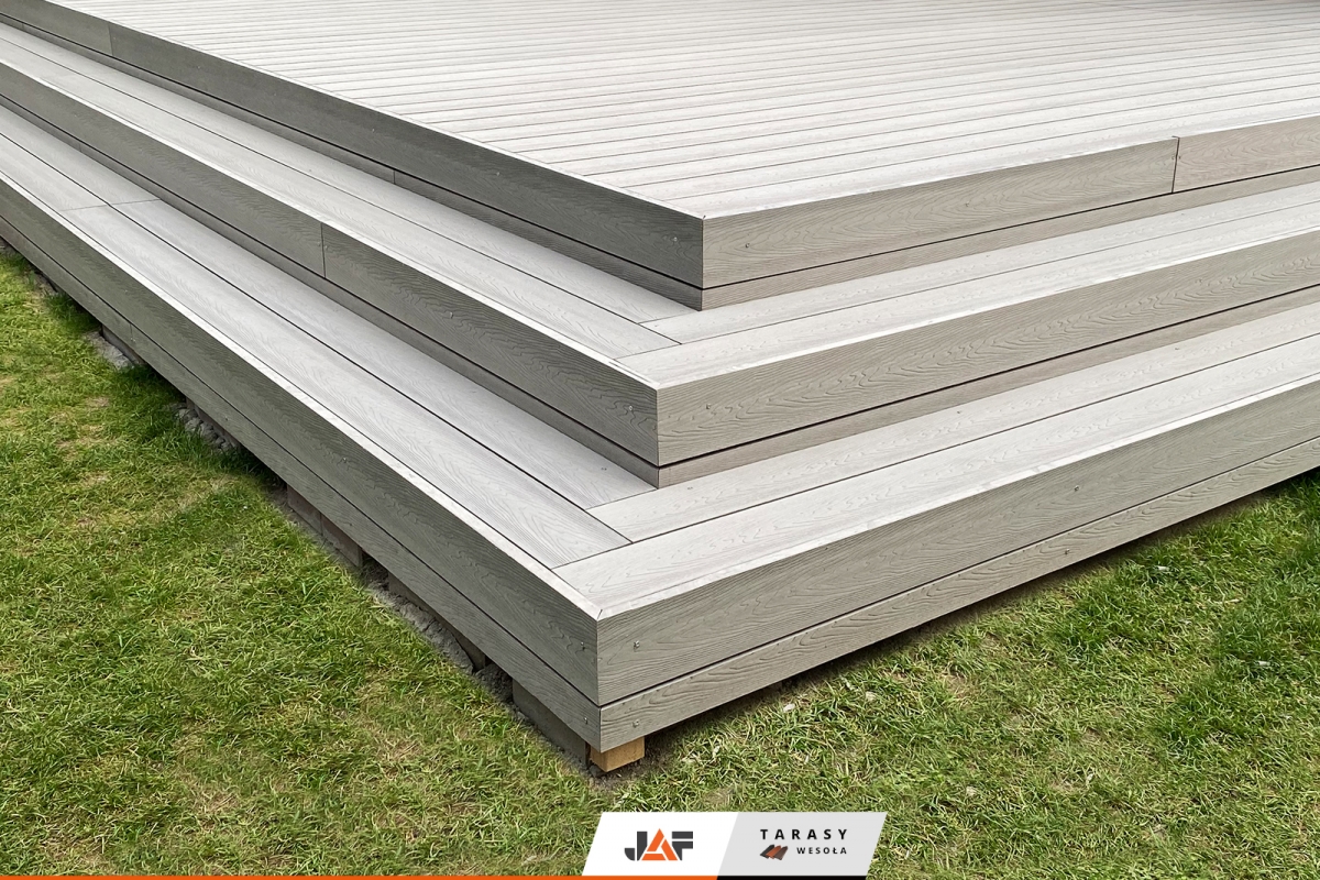 Taras z ciekawie wykończonymi stopniami, Michałowice