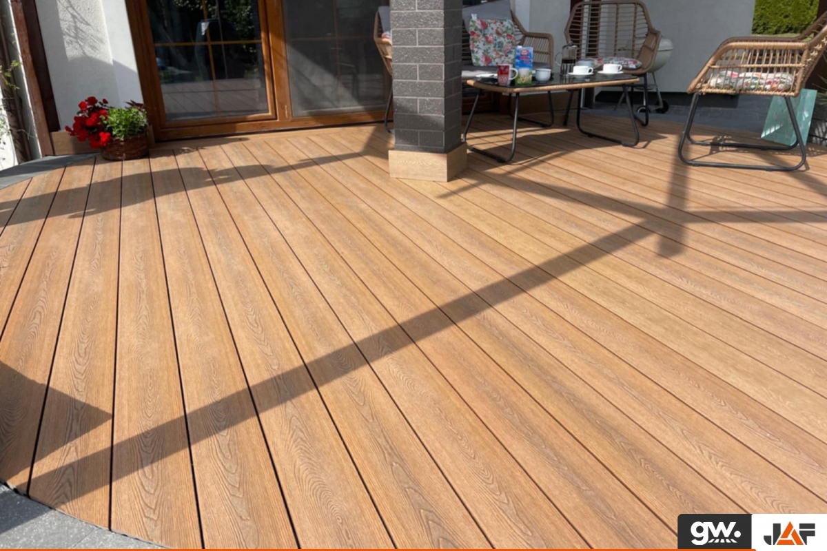 Młode małżeństwo i taras na lata z Gardin Deco X Amber