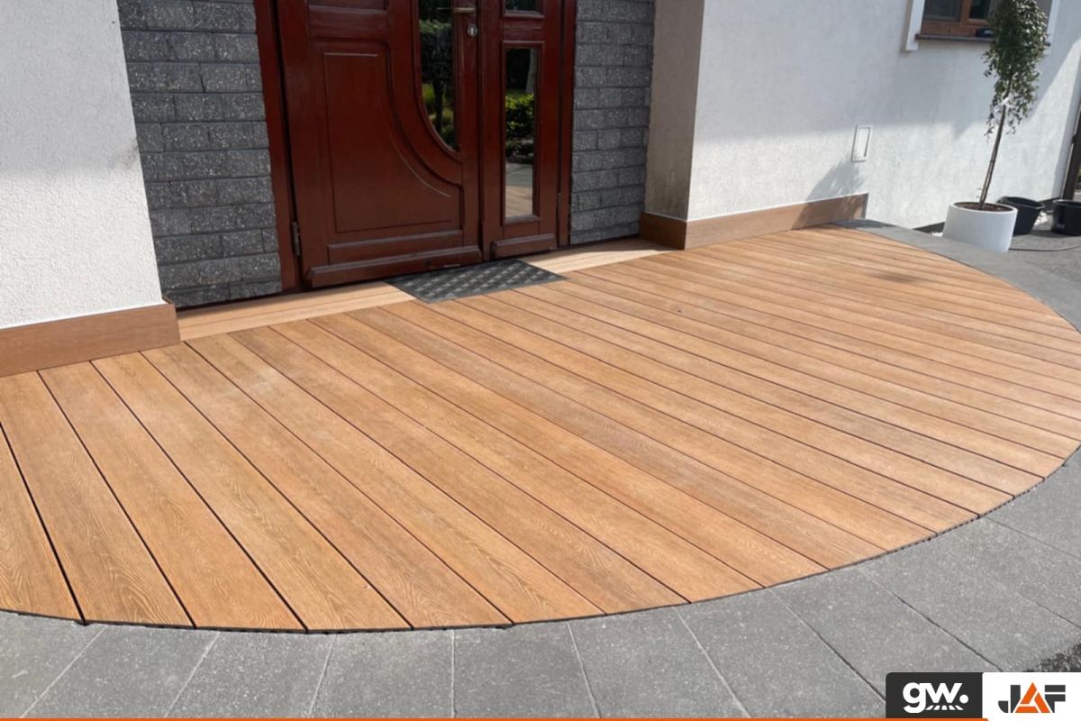 Młode małżeństwo i taras na lata z Gardin Deco X Amber